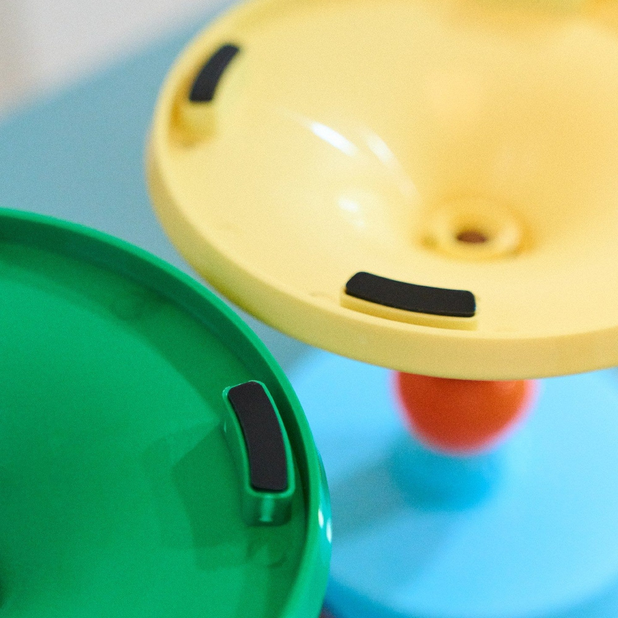 ZEZE Bobo Ball Elevated Bowl - Poppy Red Dot