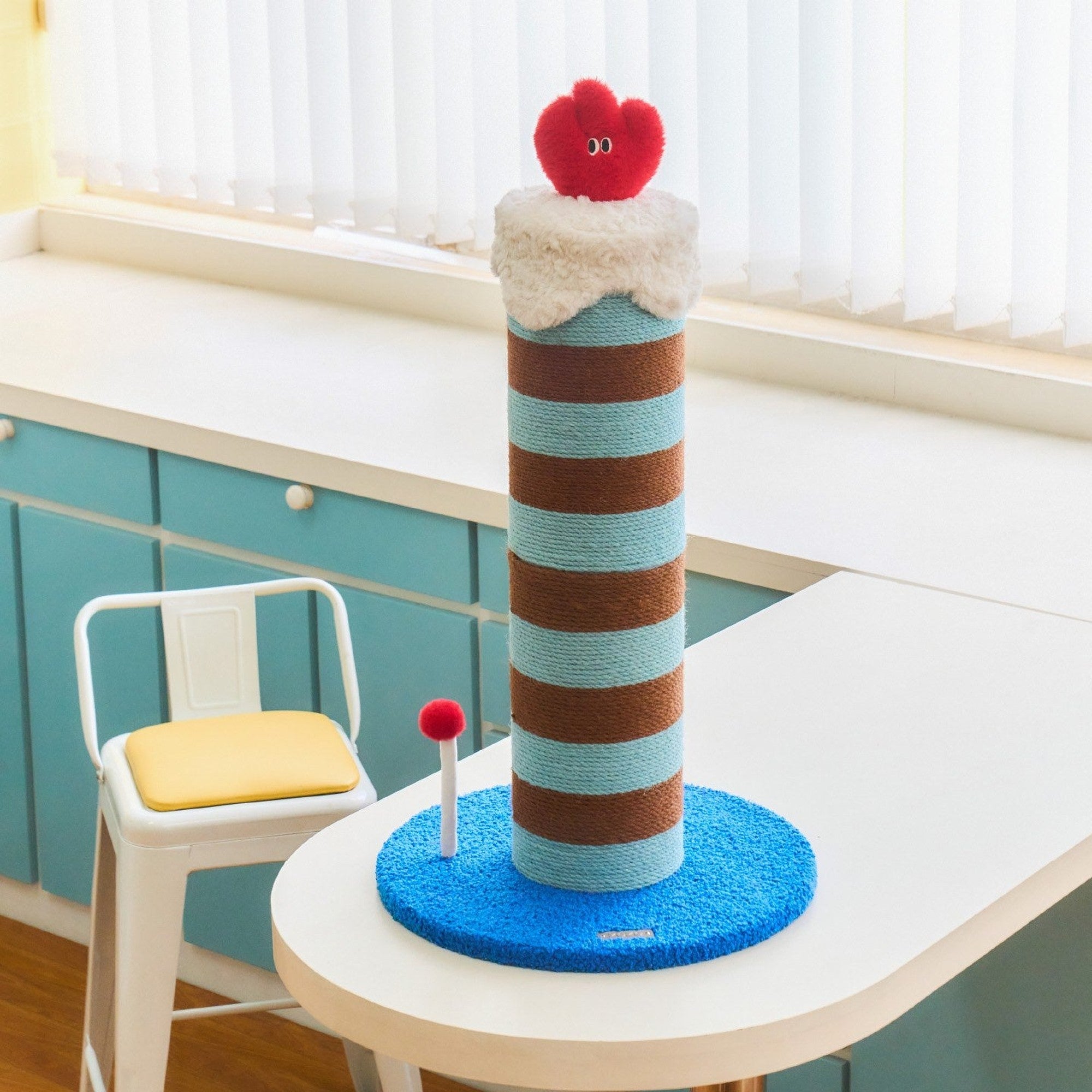 ZEZE Birthday Candle Scratching Post - Sea Salt