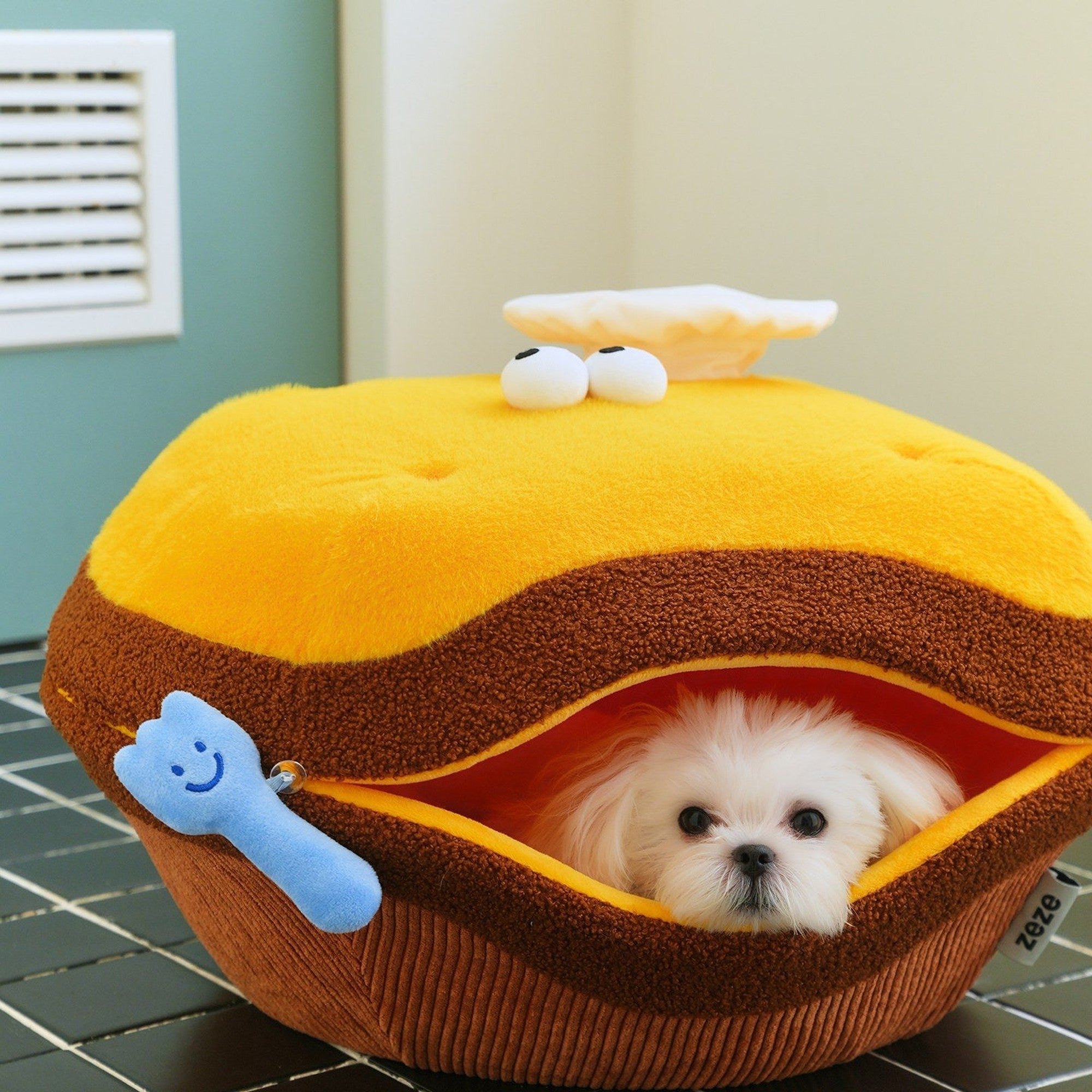 Maltese peeking out of the ZEZE Chef Tart covered pet bed