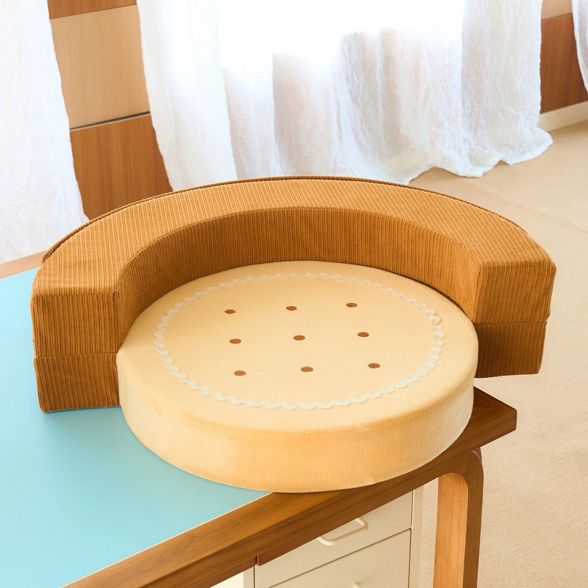 Cookie Lounge pet sofa on a desk