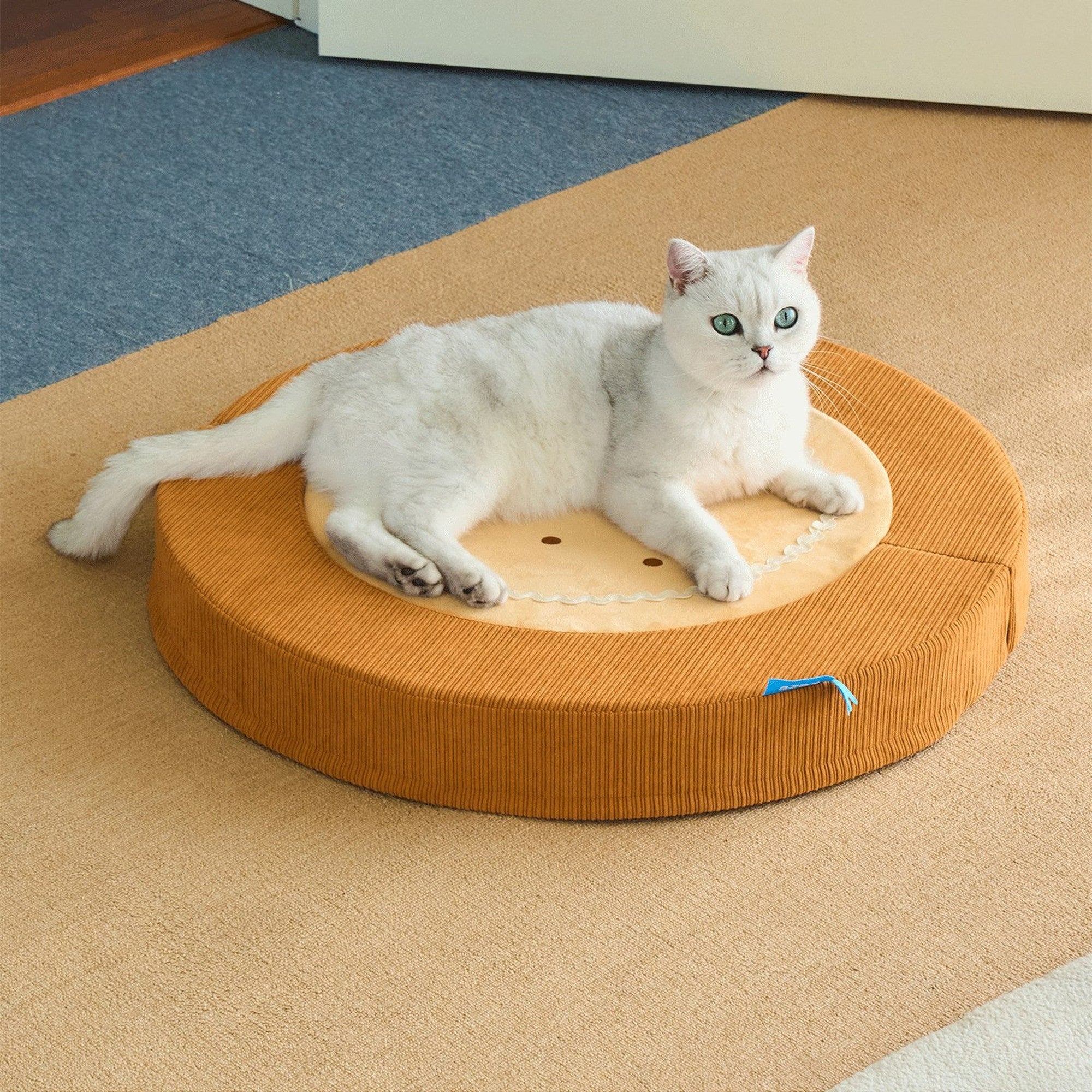 White cat lying on the ZEZE Cookie Lounge flat mat