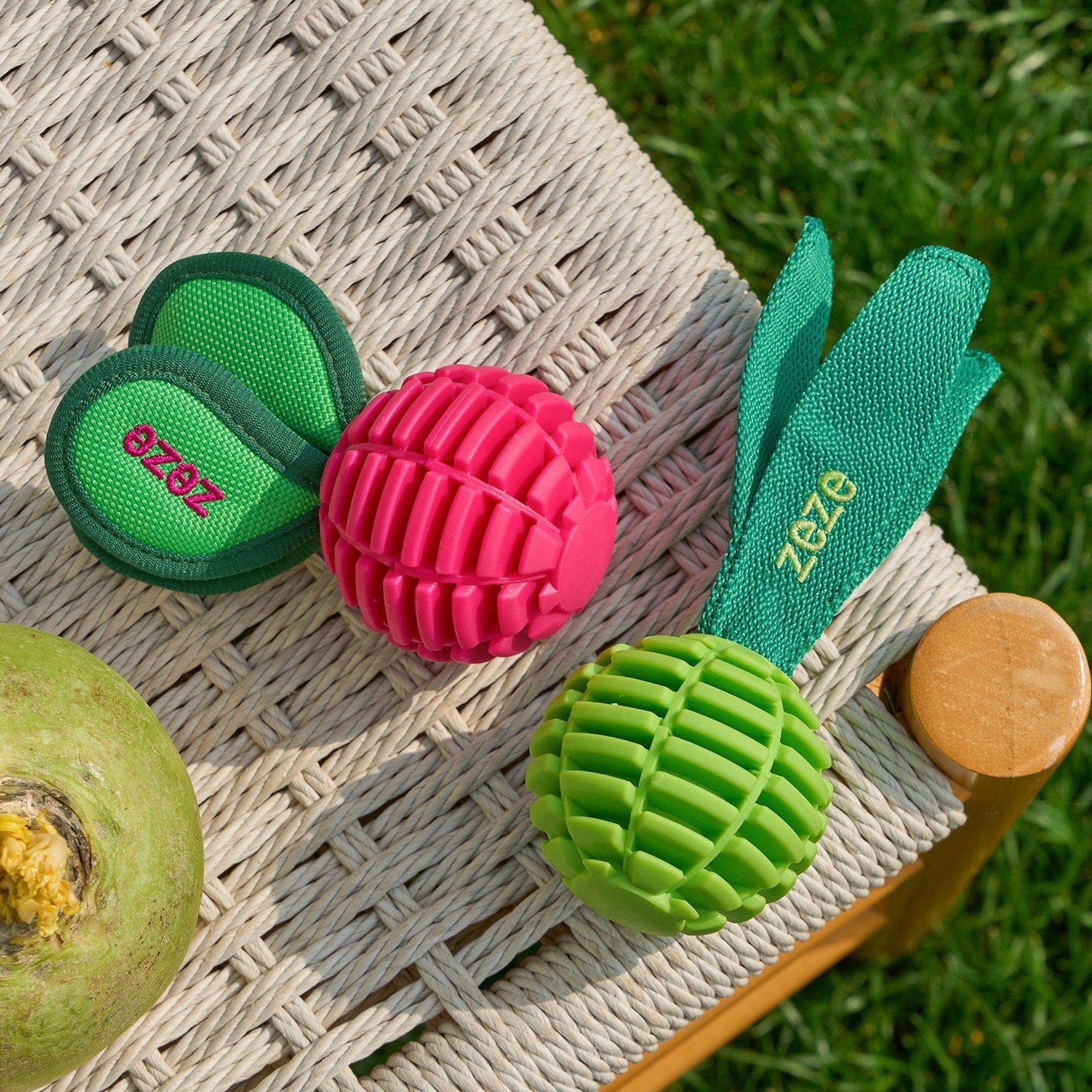 ZEZE Garden Radish Chew Toy - Little Radish (Squeaky)