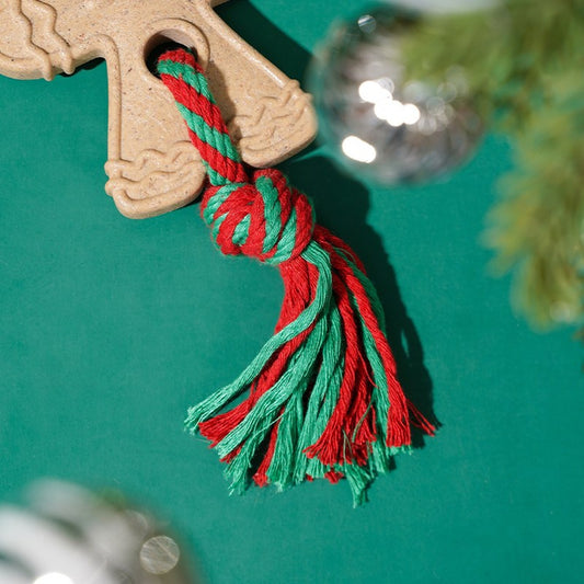 Close-up of the red and green cotton rope knot