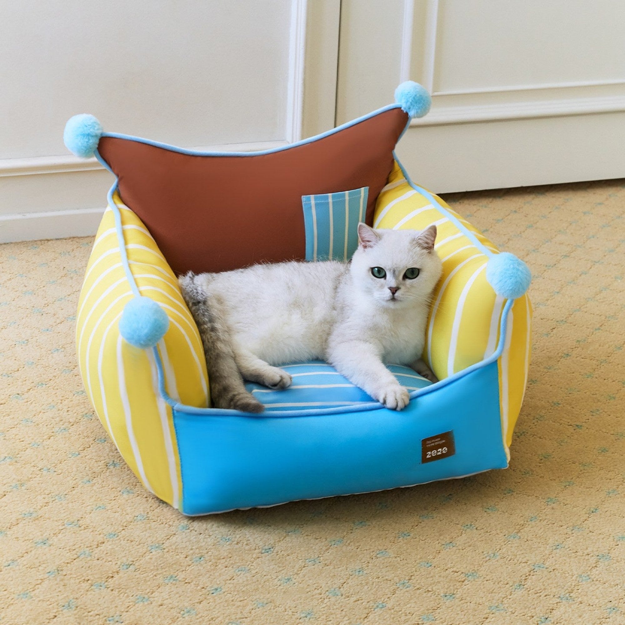 Cat lounging in the ZEZE Pompom Pet Sofa in a sunny room