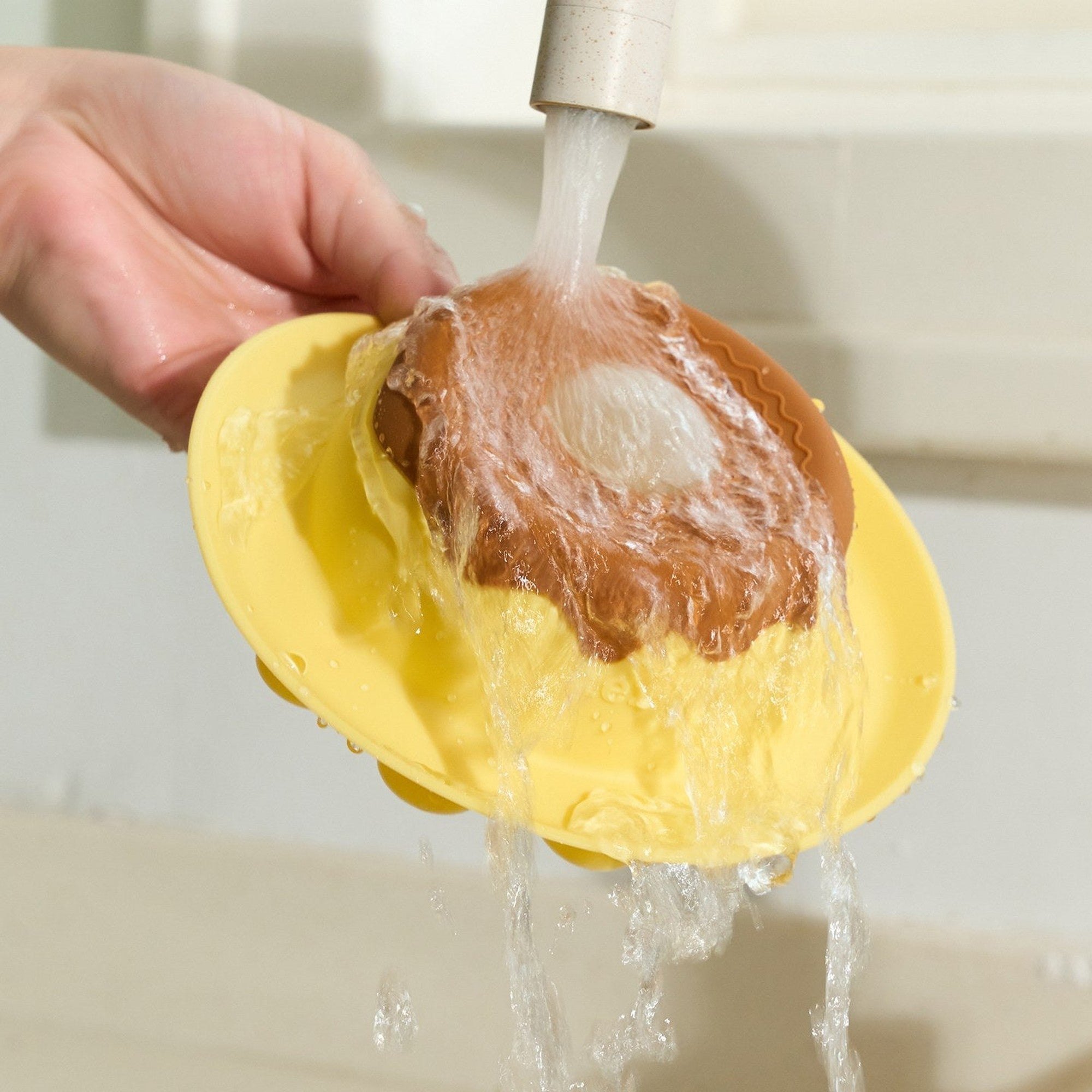 Rinsing the silicone Pudding lick bowl