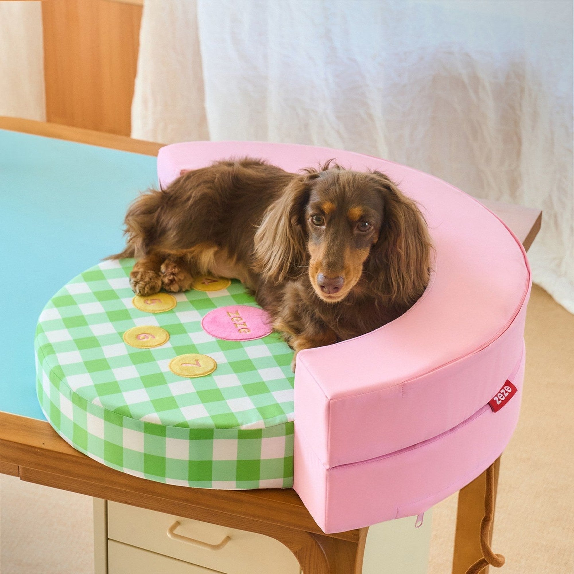 Dachshund in the ZEZE Retro Telephone pet sofa