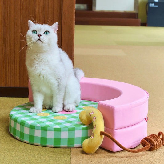 White cat sitting on the ZEZE Retro Telephone pet sofa