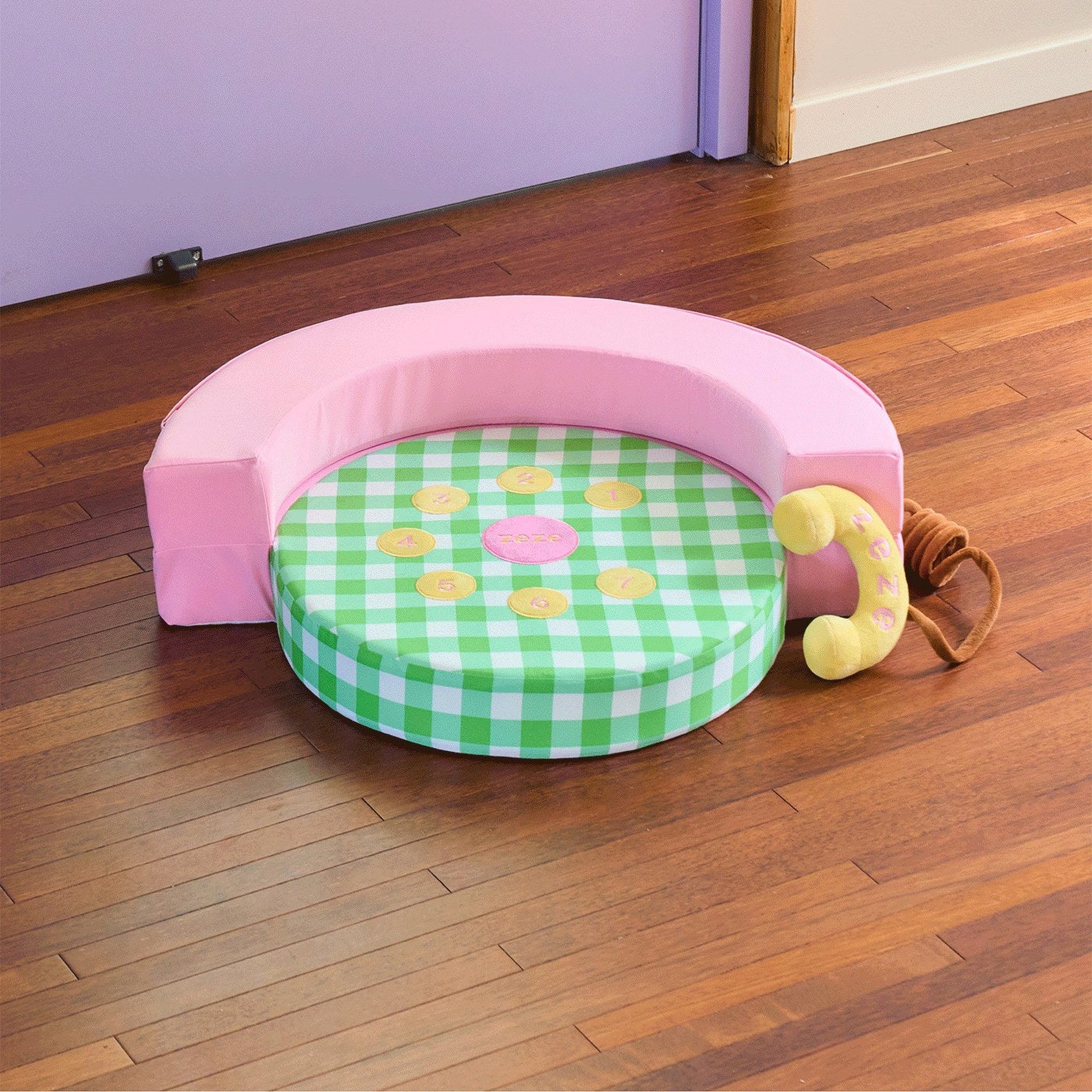 ZEZE Retro Telephone pet sofa on a wooden floor