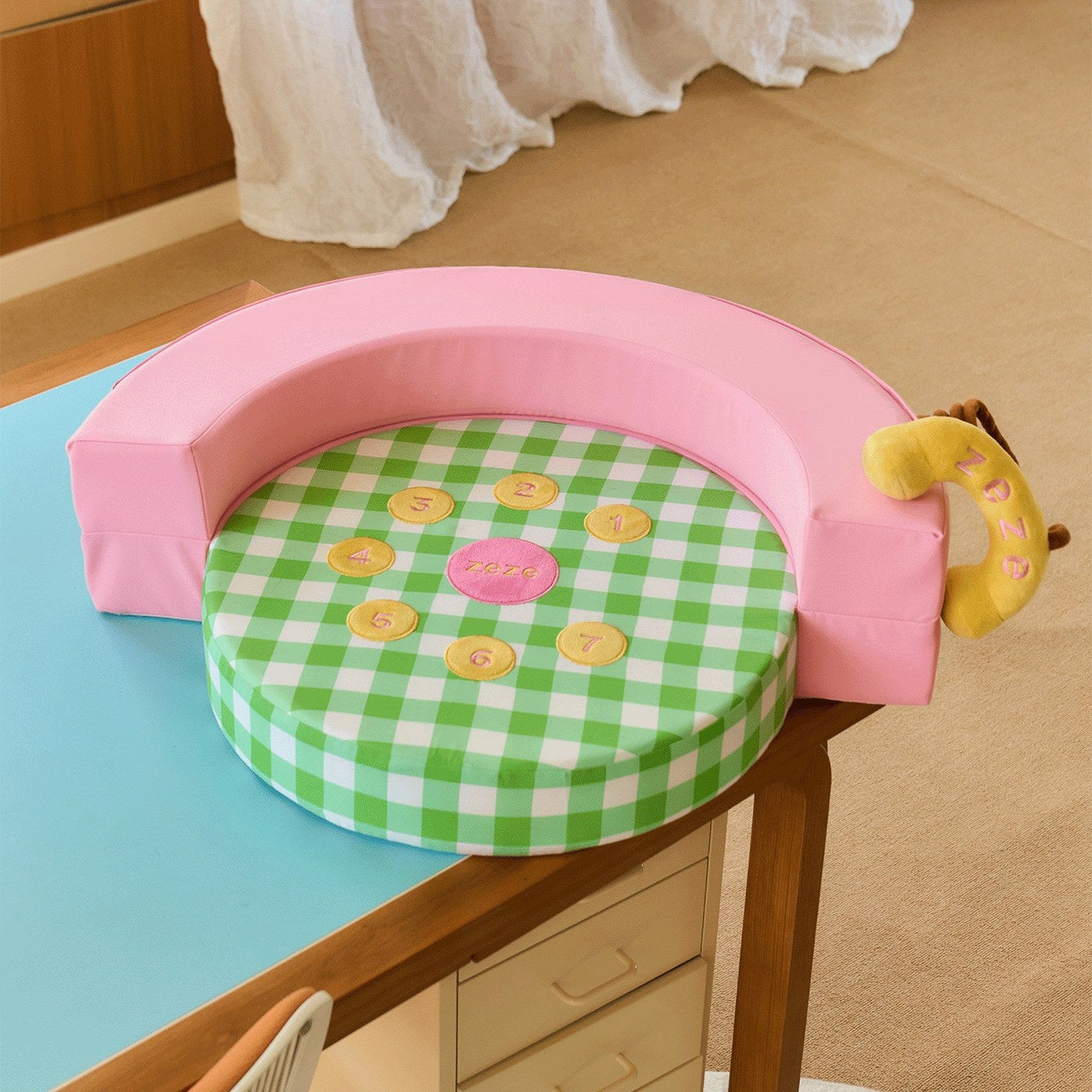 ZEZE Retro Telephone pet sofa on a desk