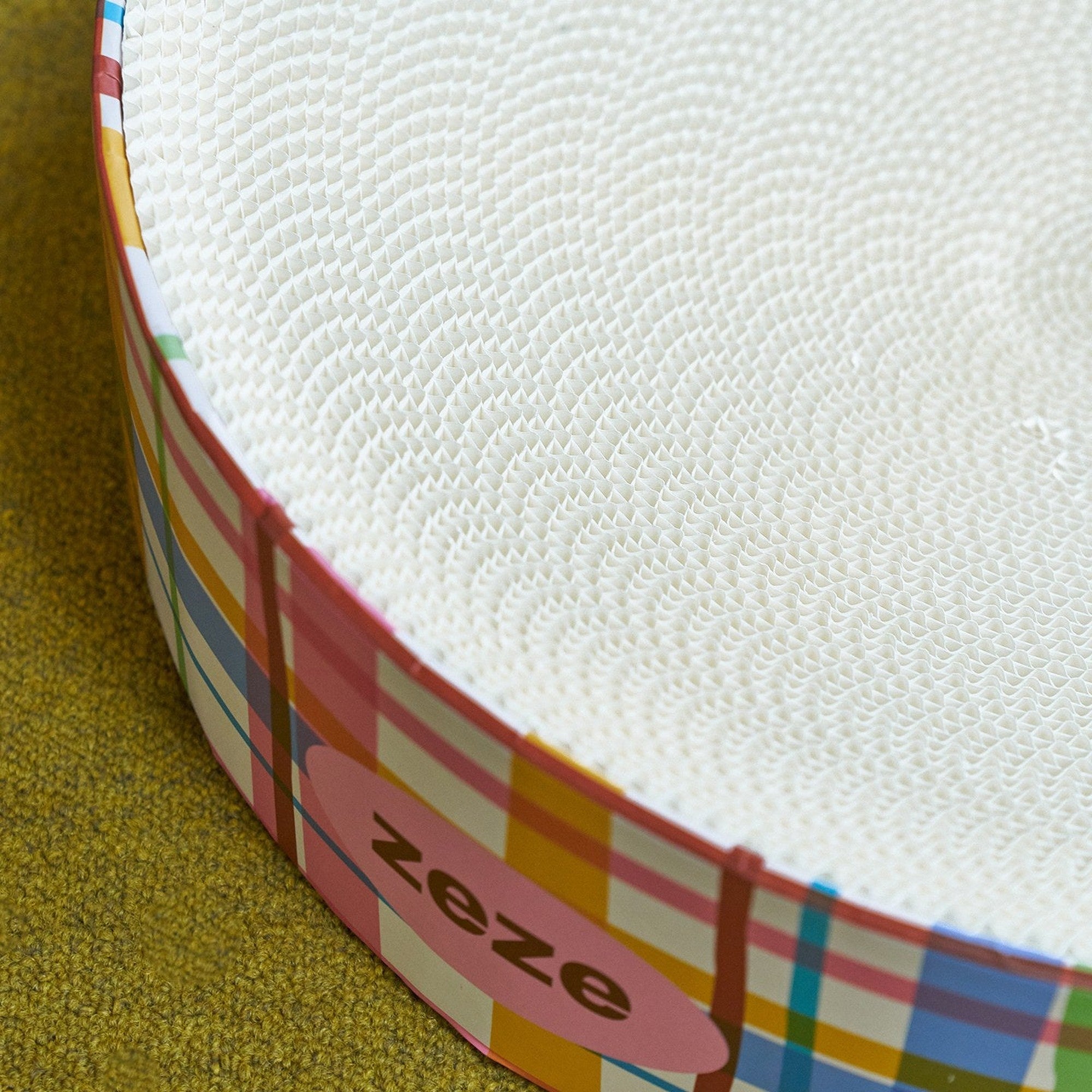 ZEZE Round Cat Scratcher Bowl - Retro Plaid