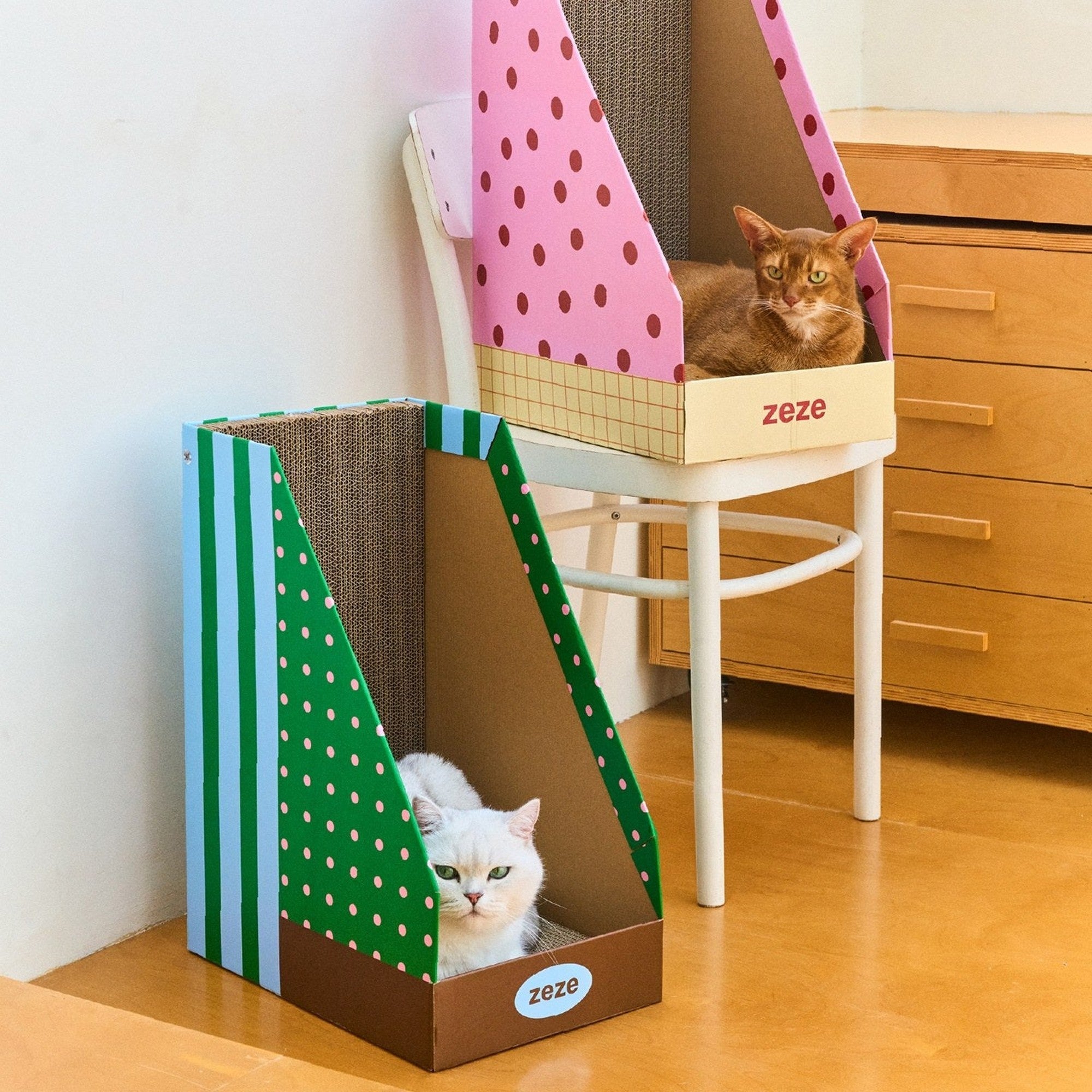 ZEZE Standing Cat Scratcher Box - Green Stripe