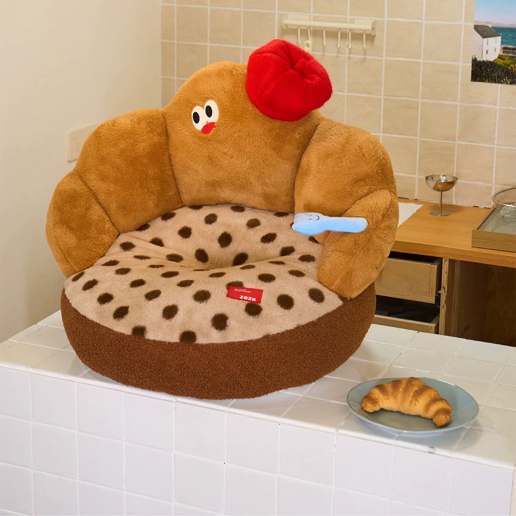 ZEZE Croissant pet sofa with wraparound back and polka-dot cushion
